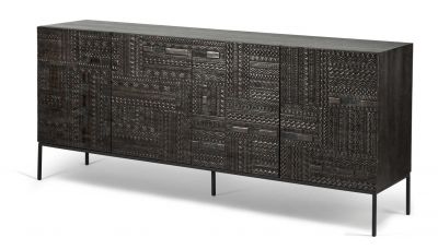 Ethnicraft Tabwa Anrichte aus Teakholz mit dunkler Oberfläche und filigranen, ethnischen Schnitzereien auf den Türen.